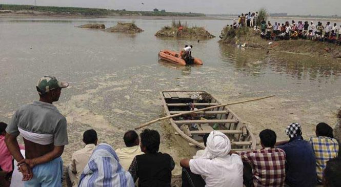 भारतको गोदावरी नदीमा डुंगा डुब्दा ३० बेपत्ता, बनारसमा पुल खस्दा १८ जनाको मृत्यु