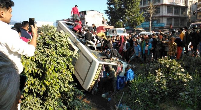 चितवन बस दुर्घटनाः कोहलपुरबाट भ्रमण हिडेका ४६ जना यात्रु घाइते